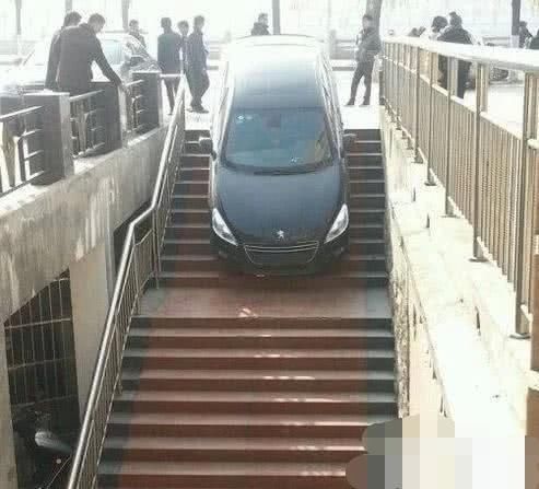  【石梯】这个司机有点“野”，在几十阶石梯上开车，车主：导航