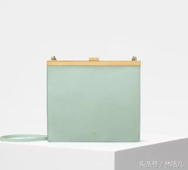 这个颜色的包包还真是清凉又减龄，娜扎唐嫣背上它立马变少女了！