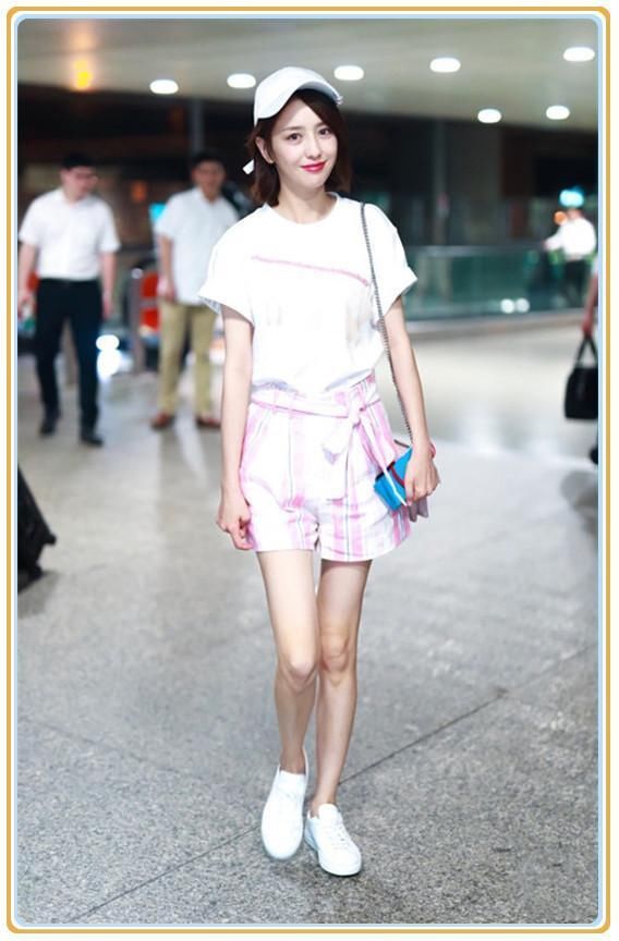 当34岁佟丽娅和21岁关晓彤同穿粉色短裤，网友:不是年轻就能赢!