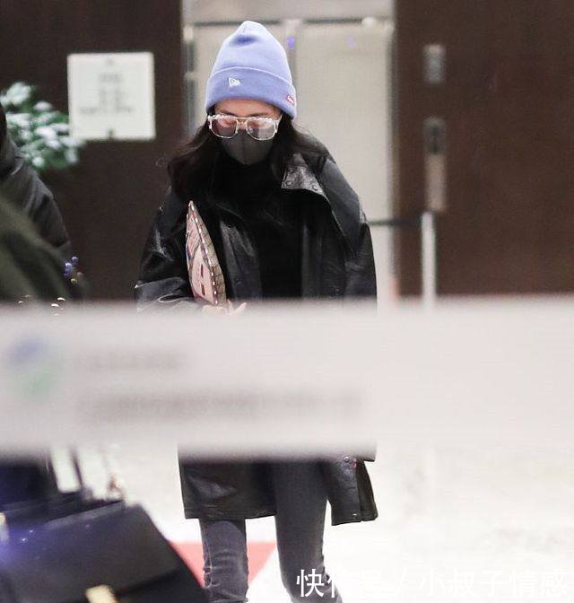 杨幂素颜现身,网友直呼差好大,离开妆发加持还不如路人好看呢