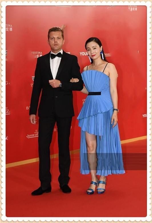 当陶虹与娄艺潇同穿扇子裙，网友：买家秀与卖家秀的差距一目了然