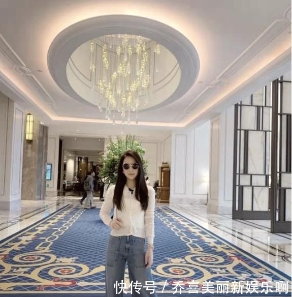 采用@清新靓丽的搭配风格,展现多元化穿搭品味,展现十足魅力