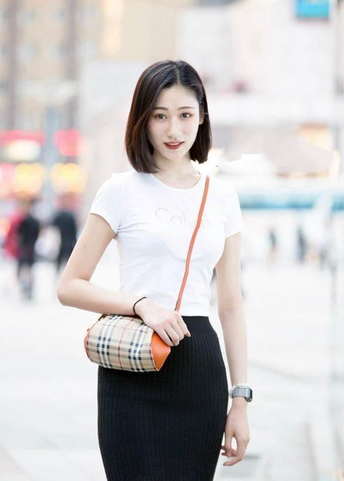 街拍：街上美女一个个穿得清爽迷人，修长的美腿让人喜欢的不得了