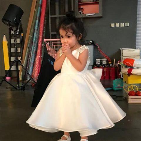 杨烁补办婚礼，见证8年爱情，网友：花童自带！