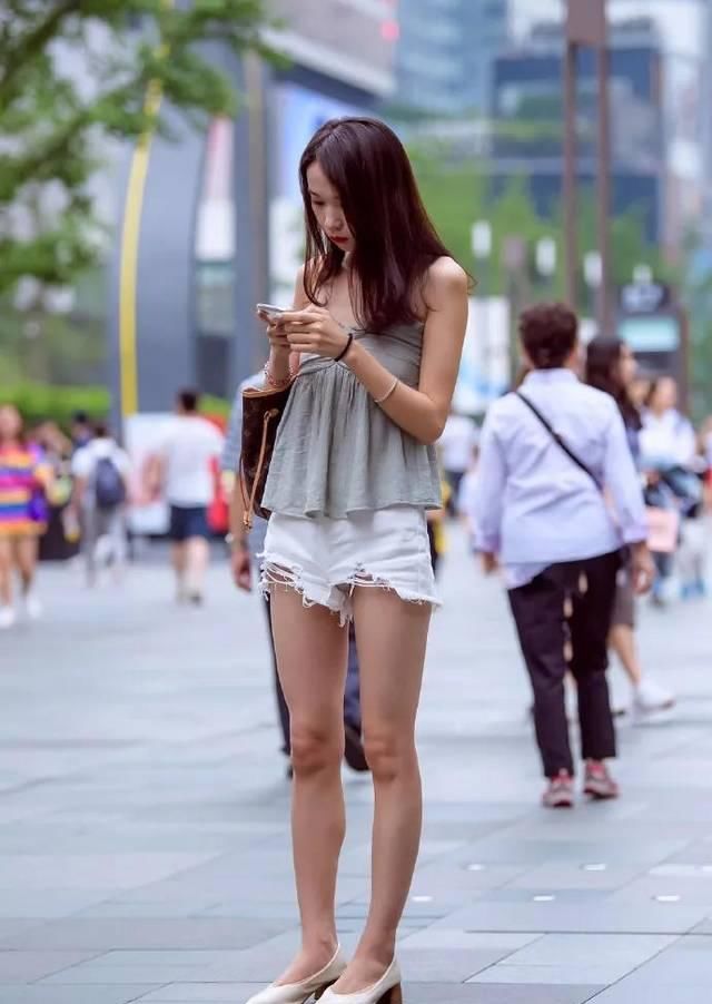  韵味■短裤搭配高跟鞋，清新中带着十足的韵味