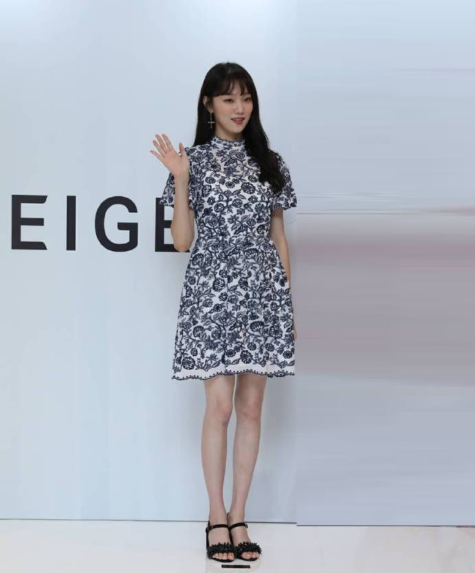 李圣经身穿花卉刺绣连衣裙出席某活动 一双美腿太吸睛