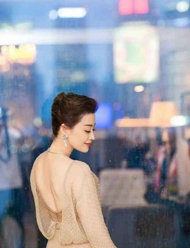 『 梅婷』后背还直露到腰,梅婷这是越老越奔放?“胸衣外穿”不够