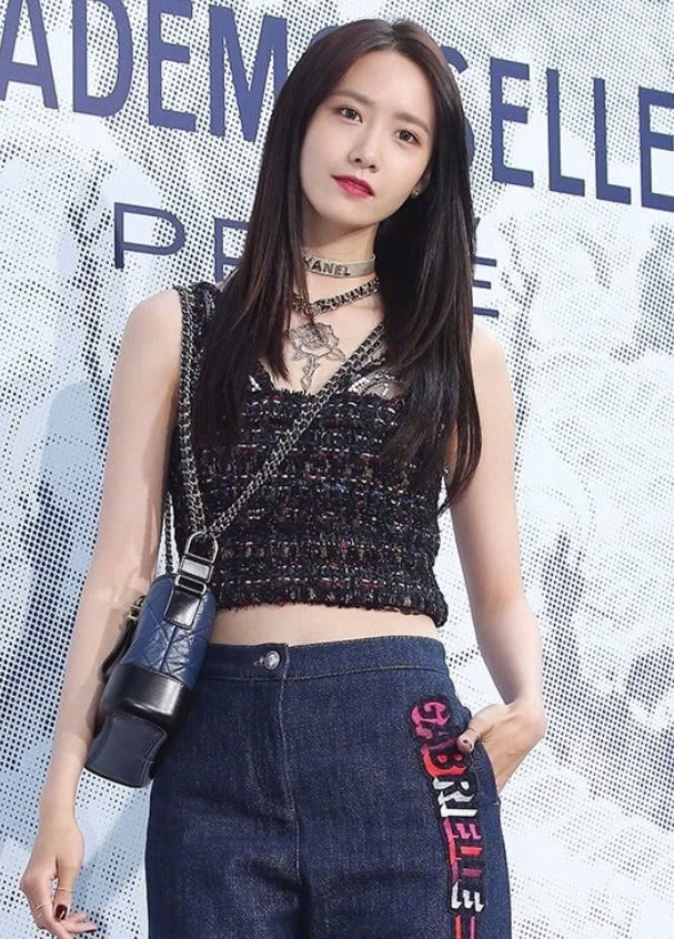 林允儿走起朋克风，又美又酷，性感小蛮腰是最大看点！