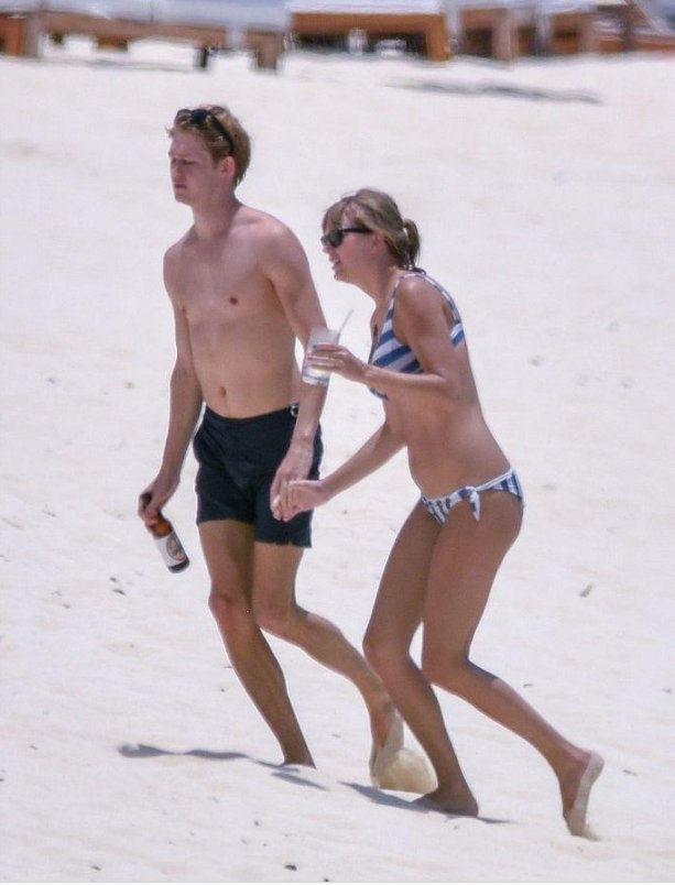 霉霉海边穿比基尼大秀好身材与男友大撒狗粮