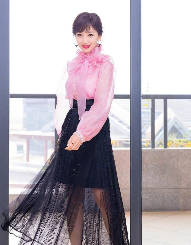  「适合」50岁女人穿衣不显老,这3条“穿衣法则”要牢记,更显时髦年轻哦