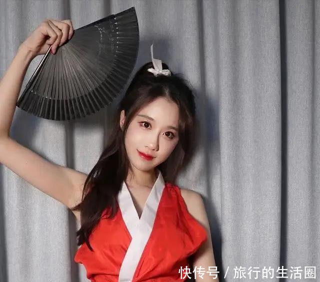 『查房』虎牙狂人查房女主播轩子,她曾经cos不知火舞,结果袜子开线了