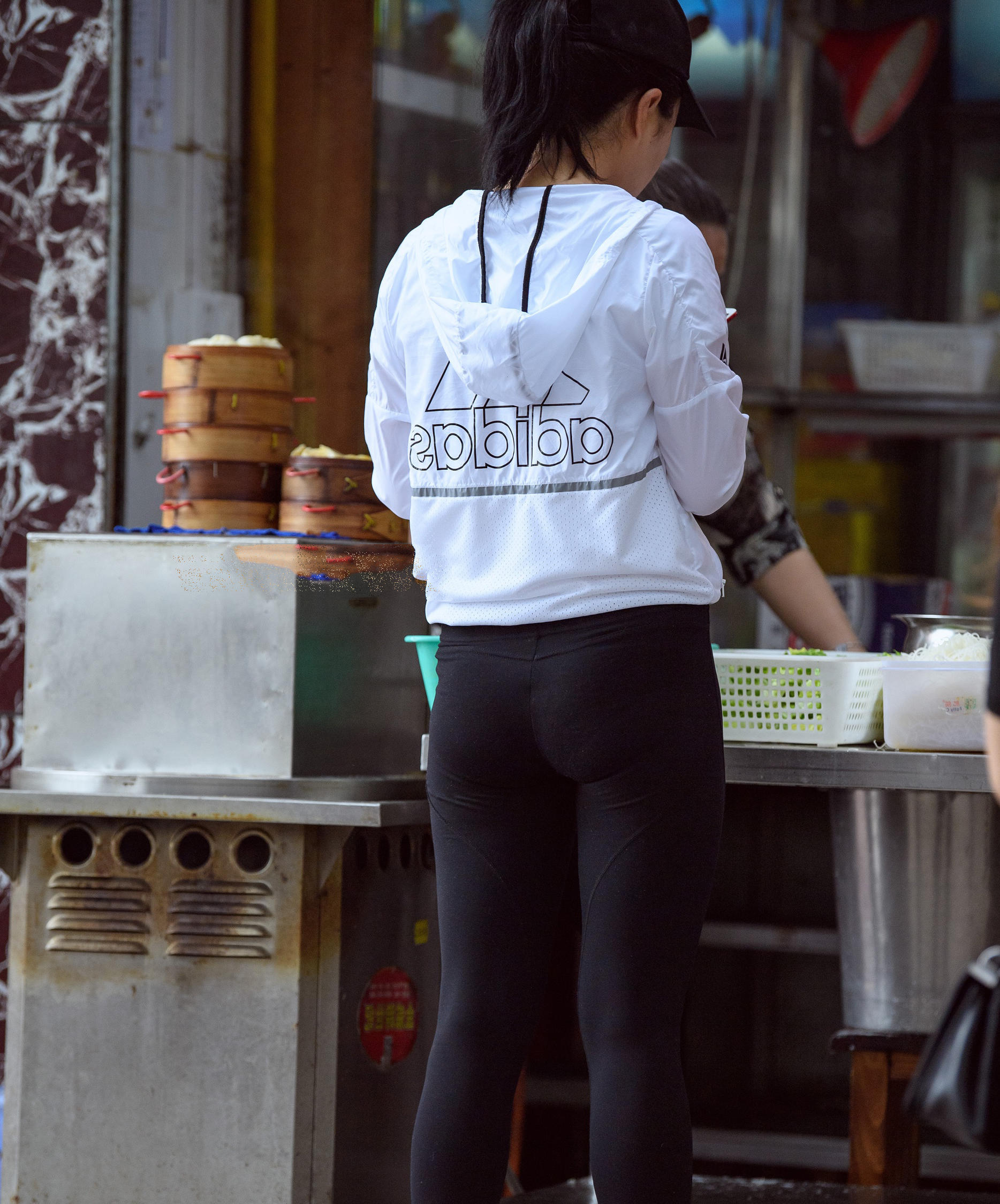 婴儿肥小姐姐紧身裤勾勒丰满弧线，弯腰瞬间展露丰满曲线