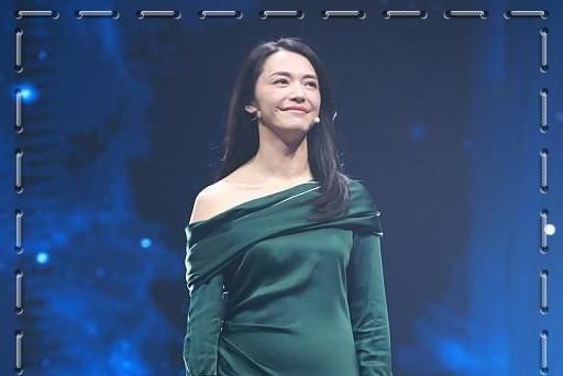 没有章子怡的身材真别穿紧身裙，这么紧也要硬塞，都勒出小肚腩了