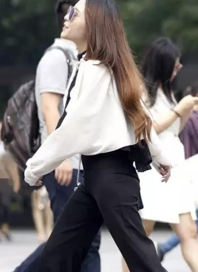 美女姐姐的时尚穿衣风格！惊呆路人！白加黑的搭配好完美 网友：