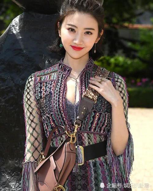 景甜穿镂空长裙出席活动，坐在人群中闪闪发光，网友：不用PS颜值