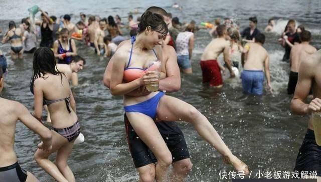 你知道吗?乌克兰的大长腿美女, 竟然在泼水节上可以跟美女表白!