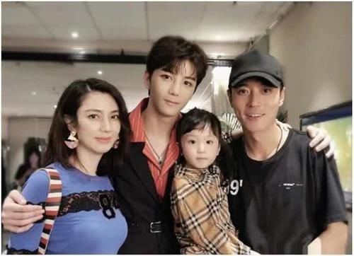 「泛红」49岁著名女星晒素颜照,露头皮疑似脱发,胳膊上泛红伤痕引担忧