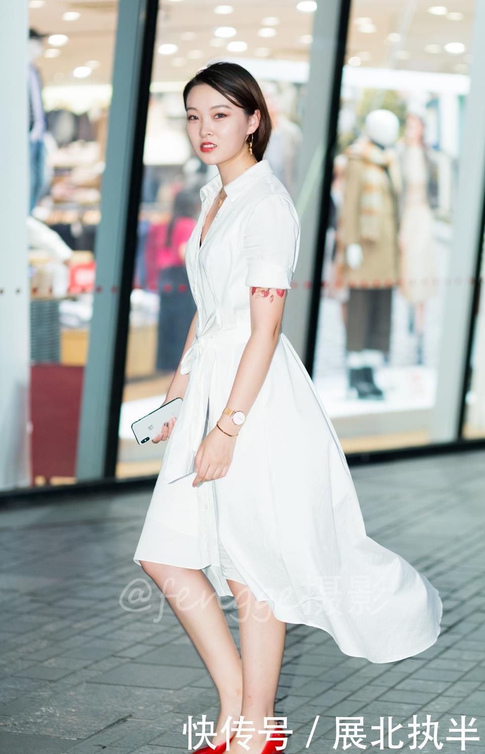 『 裙摆』带起了红鞋白裙美女的裙摆，有种飘飘欲仙的感觉，街拍：夜风拂过