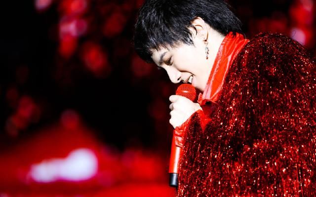 28岁华晨宇火星演唱会完美收官，个性红流苏确定不是啦啦队道具？