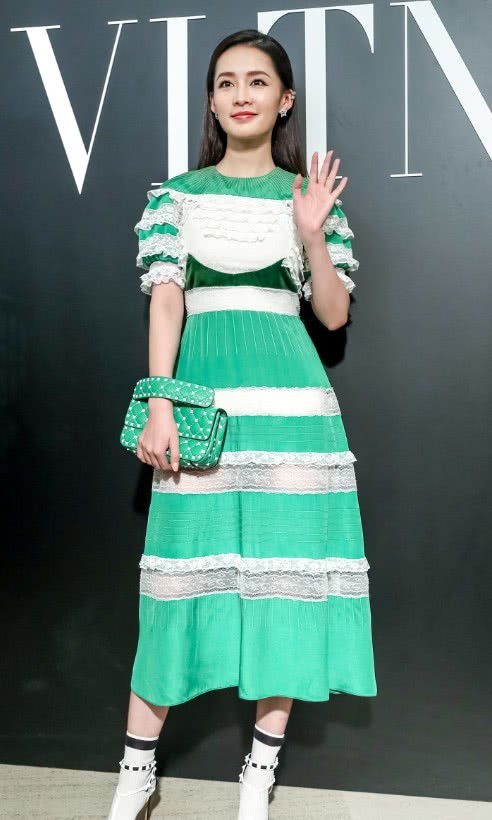 李沁的耳环太别致了！上面竟挂着一个“芭比娃娃”，简直美翻了！