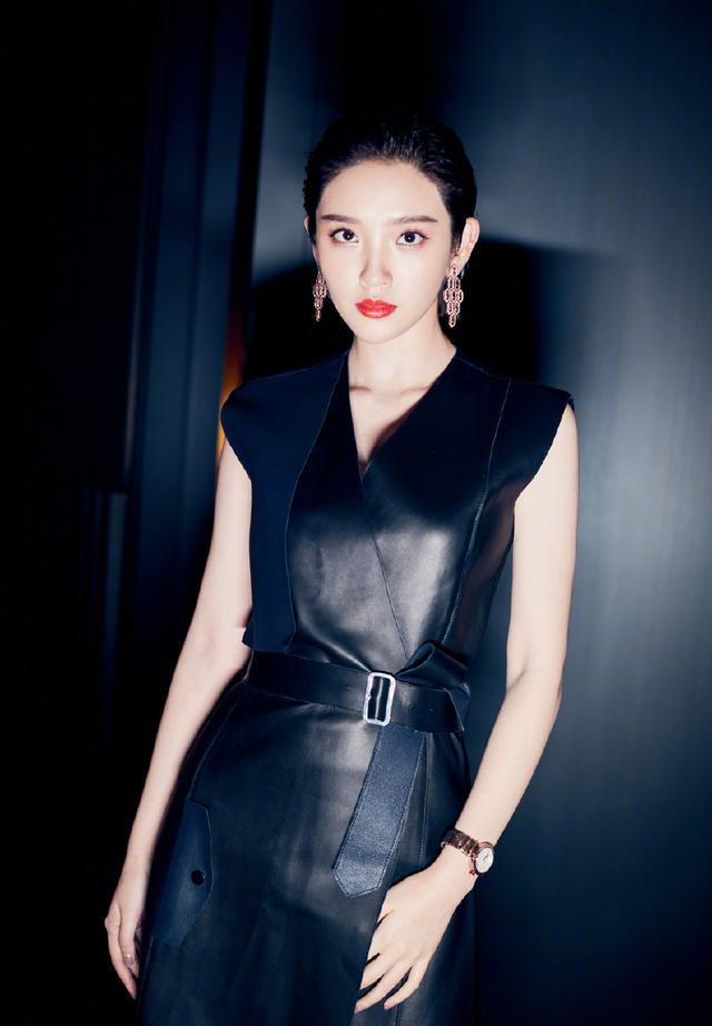 唐艺昕真厉害！透明鞋+小香风连衣裙，网友：一般人还真不敢穿