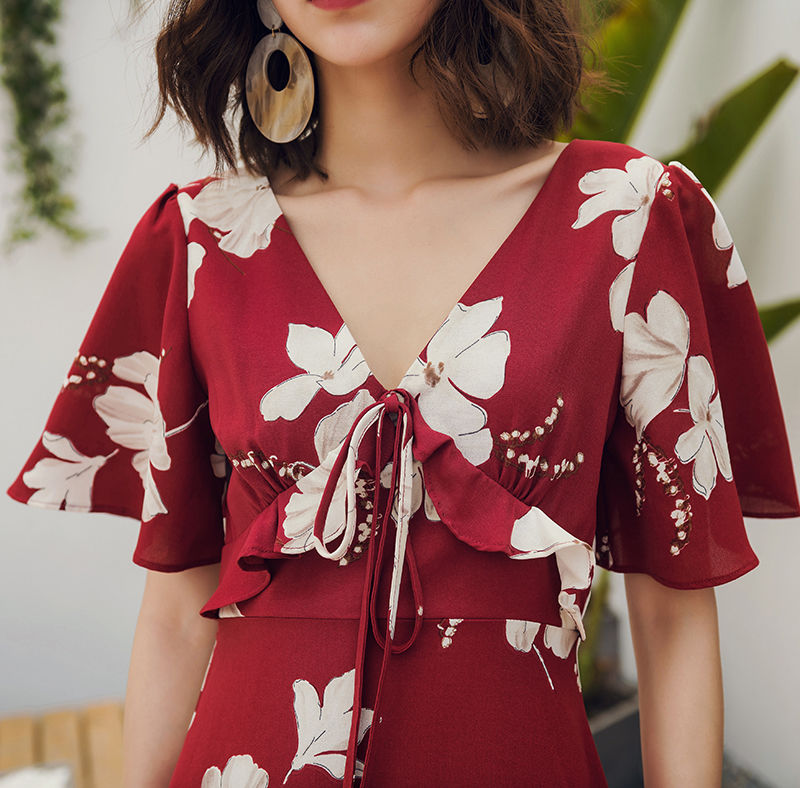 不用过分的装饰也能时尚，一条修身连衣裙，尽显温文尔雅的女人味