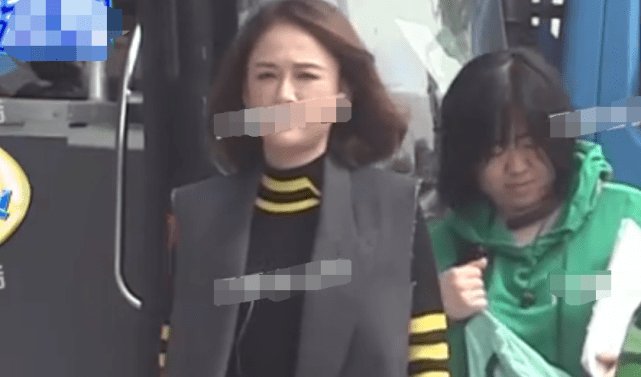  陈乔恩@41岁陈乔恩颜值崩塌，面部五官浮肿神情疲惫，失去精修原形毕露