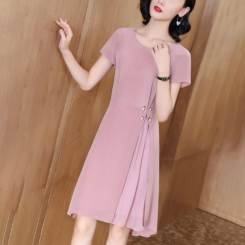 新出一种欧货裙:叫“蛇腰裙”，显瘦显嫩，美的70后挪不开眼