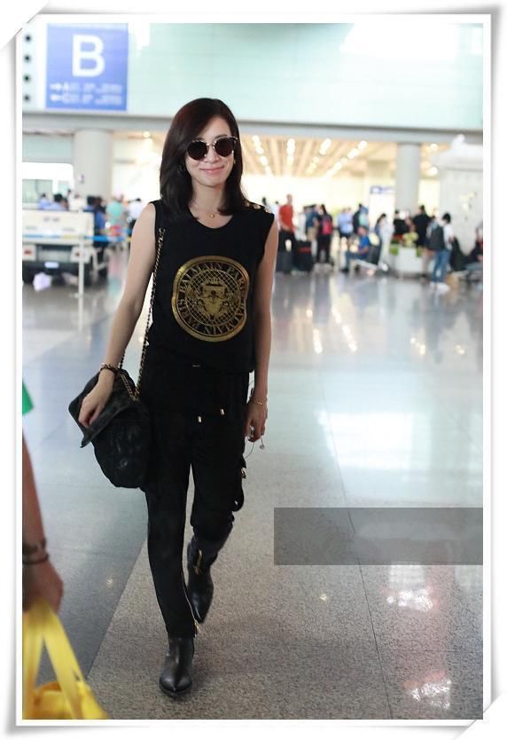 胡可43岁，佘诗曼也43岁，二人同是素颜现机场，差距竟如此尴尬？