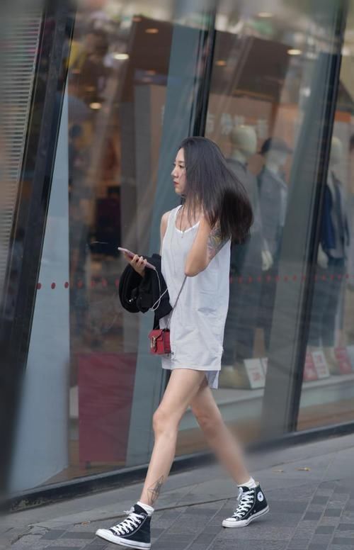 「少女」街拍:小姐姐露肩短裙搭配牛仔热裤很有日系少女感