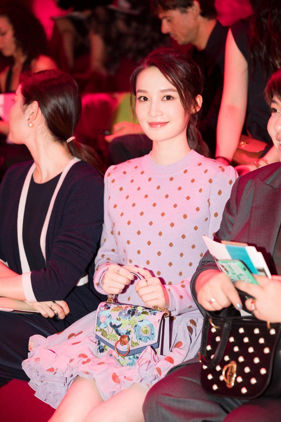 李沁首尔看秀 被韩媒称赞清新美貌和傲人美腿