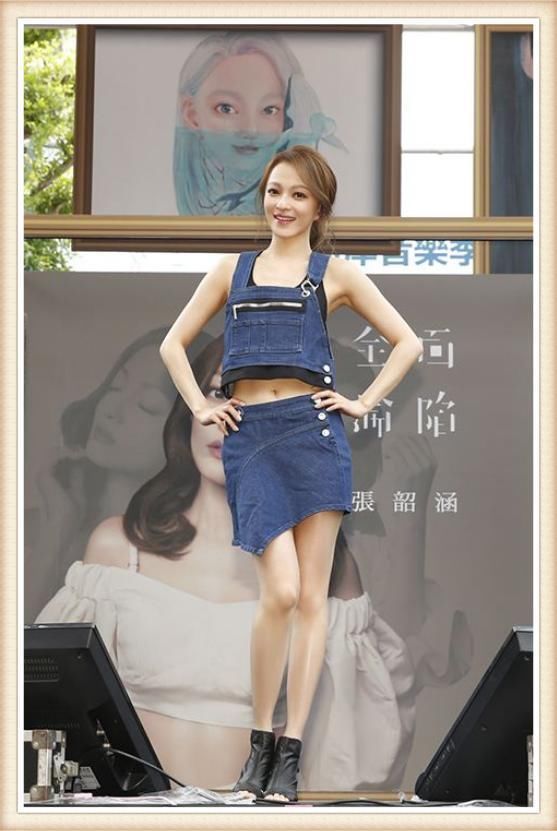 张韶涵又瘦了？紧身仔裤硬是穿成阔腿裤，网友：能有80斤？