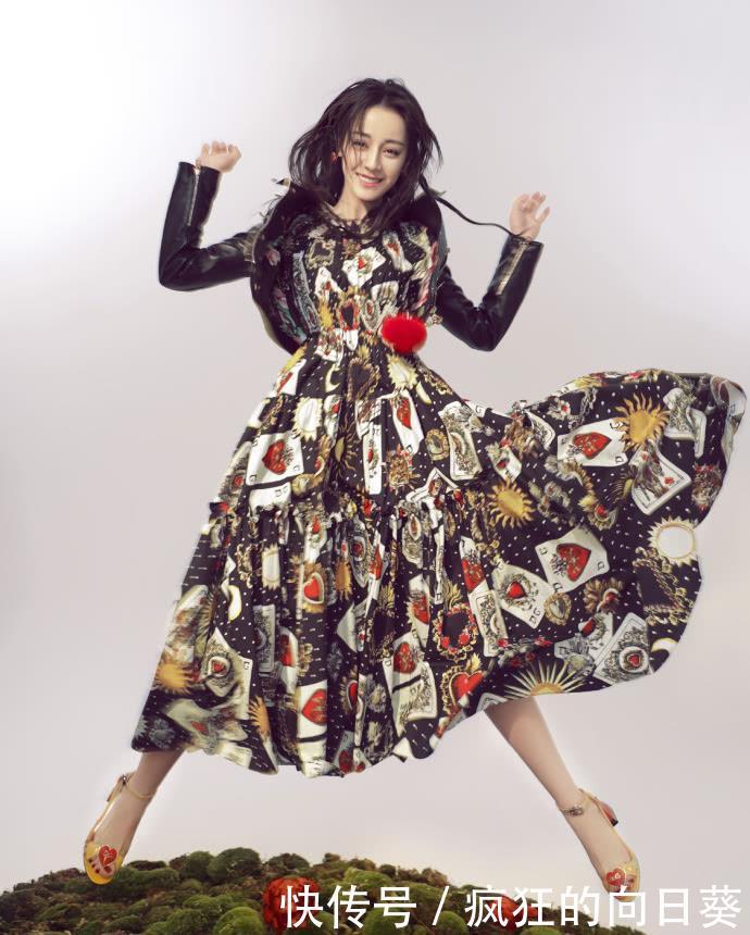 迪丽热巴也太惊艳了！抹胸薄纱裙不停往上撩，连坐姿都那么特别！