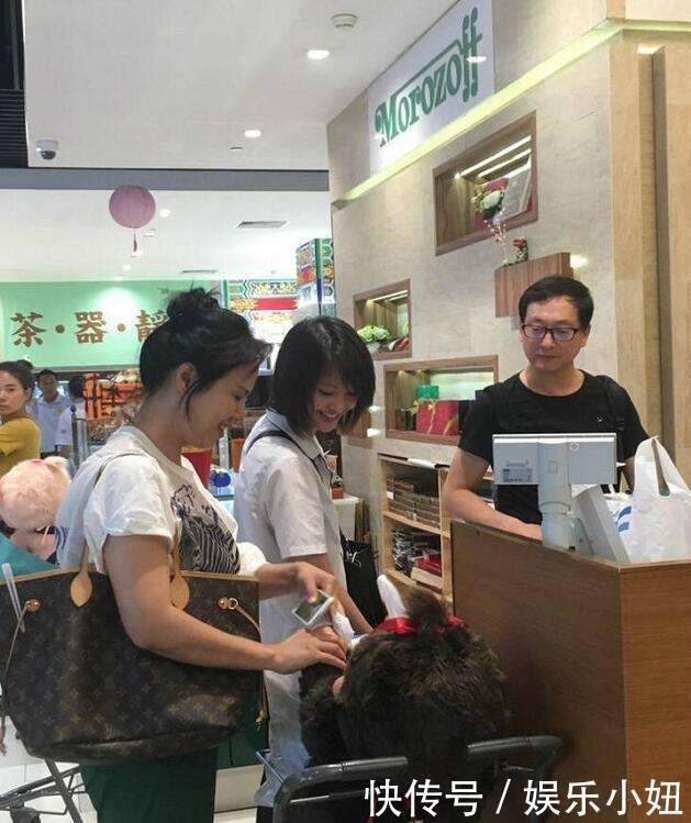 郑爽素颜陪父母逛商城，玩偶少女心爆表，但是麻麻的动作太辣眼睛