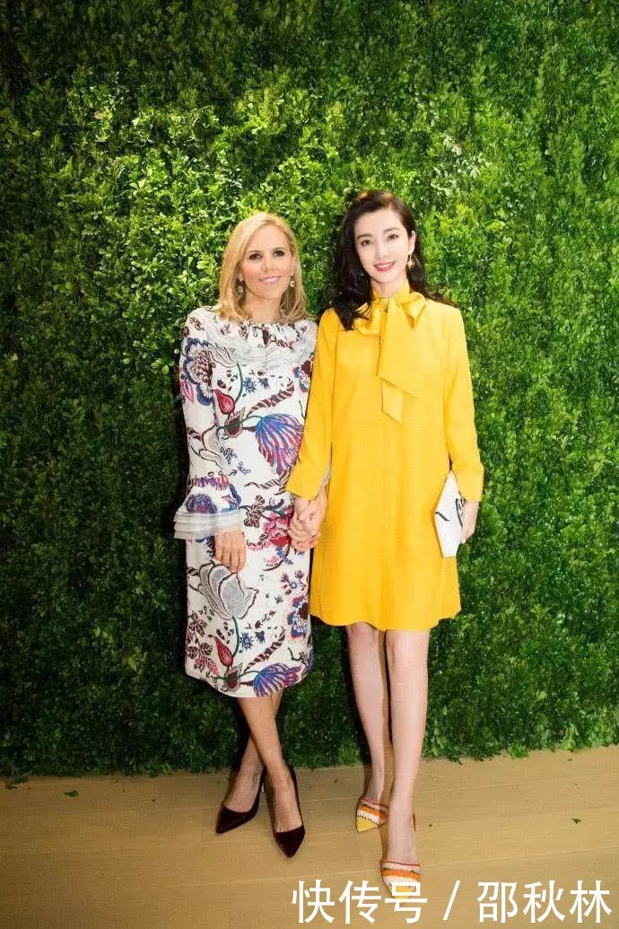 李冰冰全身只穿一件裹胸, 竟一点违和感都没有, 说她18岁我都信