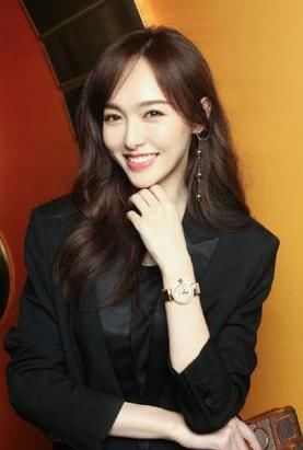 范冰冰晒短卷发照这角度也是自信的没谁了！而她直接年轻了20岁