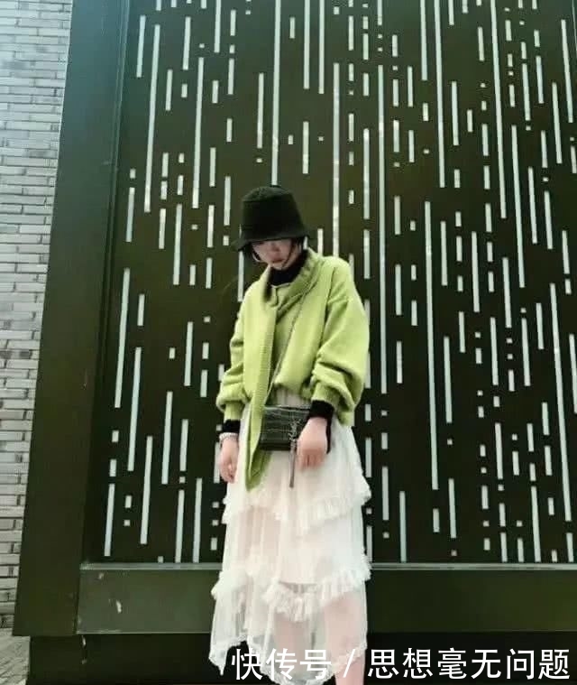  [紧身裤]建议小个子女生：别总穿棉服＋紧身裤，2020流行这样穿很显高
