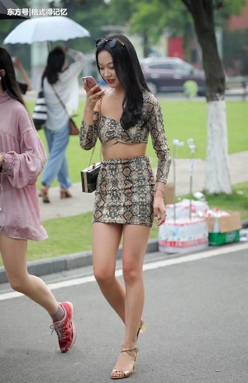 小姐姐这件套装好有魅力，网友：能不能把里面的衣服给遮完啊！