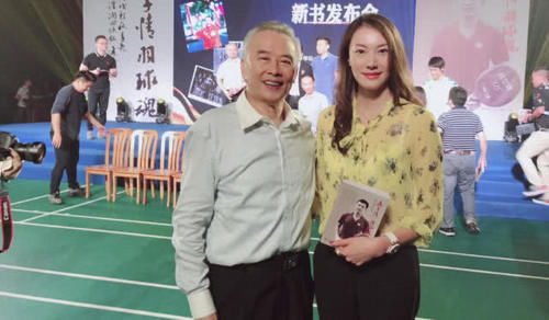  【身穿】谢杏芳身穿蓝色大衣配阔腿裤，成熟大气，178cm高挑身材不输超模
