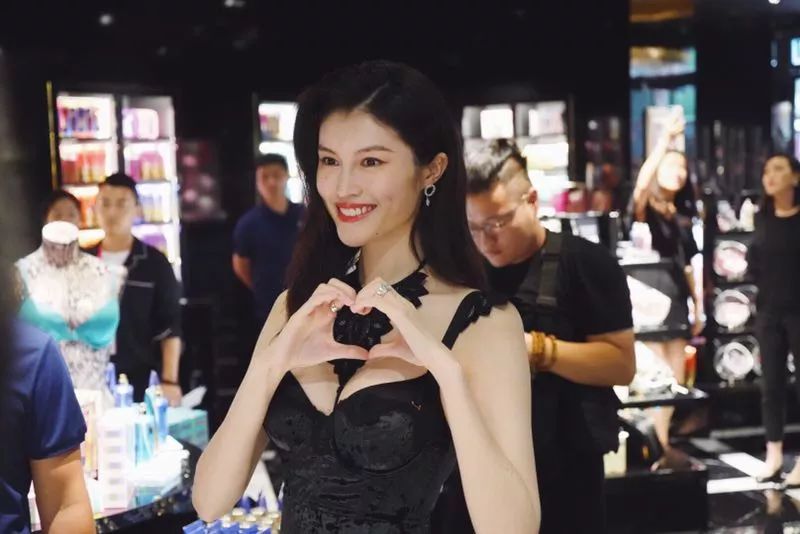 “维密天使”何穗下午在杭州被围观，原来那些传说是真的，肤白胸