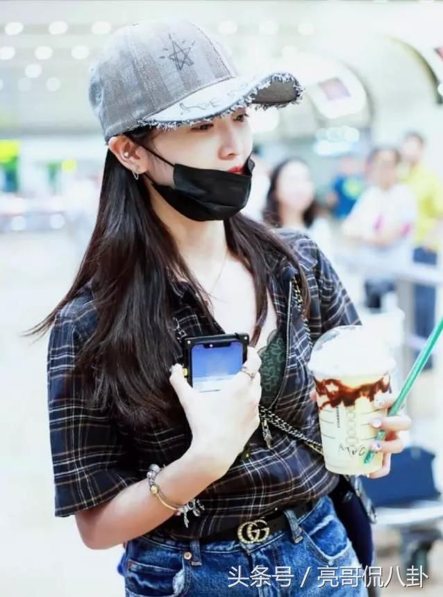 最近流行内衣秀？吴宣仪机场大胆露内衣，奚梦瑶直接穿出门