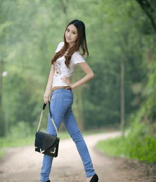  性感|牛仔裤美女简单搭配, 还是那么有魅力