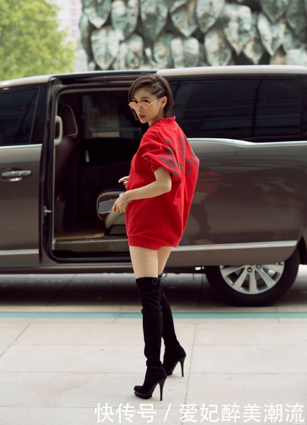 王子文为了显腿，短裤都短到链条这儿了，网友：是大长腿没错了！