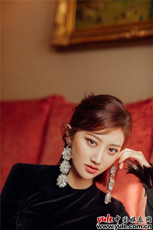 景甜出席纽约时装周看秀 身姿优雅气场全开