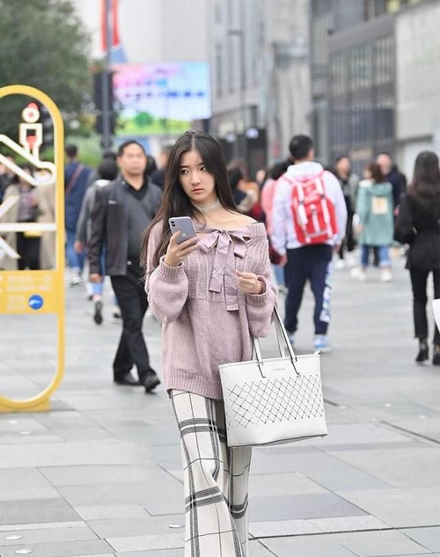  身材比例：别再穿高领衫啦，2020年初春时兴的是这三款，显高好搭又时尚潮流