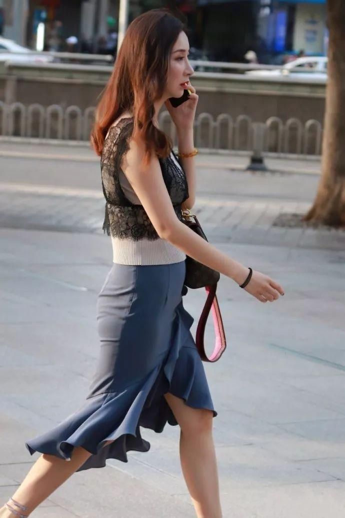 身材超好，这样迷人身材的美女在街上的确吸睛，黄金比例的身材