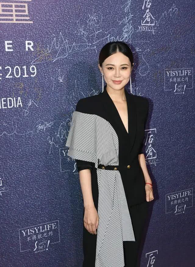 「 感觉」穿露背长裤秀小蛮腰，可她脸早就僵了啊！，关悦为了证明自己年轻