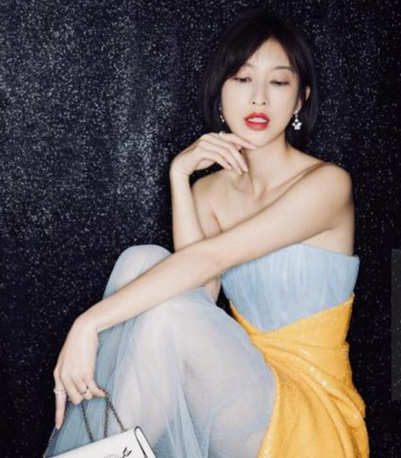 张静初和张俪同穿抹胸裙，网友：身材和气质的重要性！