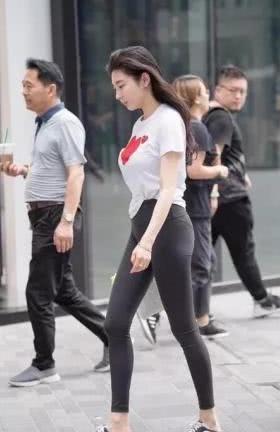 白色短袖与灰色打底裤之间的搭配,轻松展现了她优雅迷人的自信