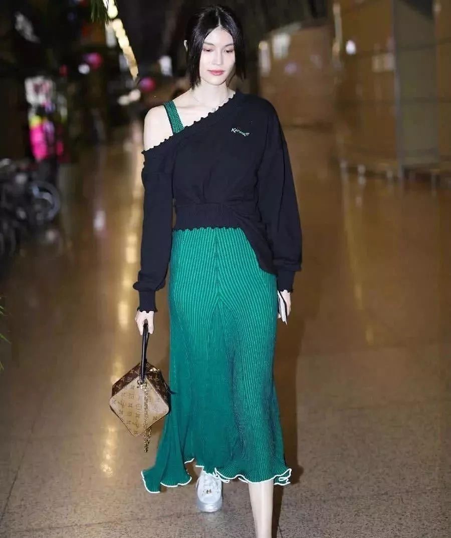 雪莉绿裙晒美照，不料撞上超模何穗，一个白到发光一个嫩的出水。
